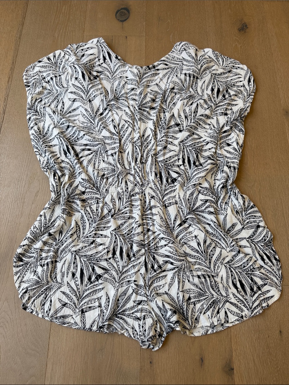 Volcom Black & White Leaf-Print Swim Coverup, Size S